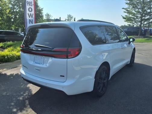 2023 Chrysler Pacifica Touring-L