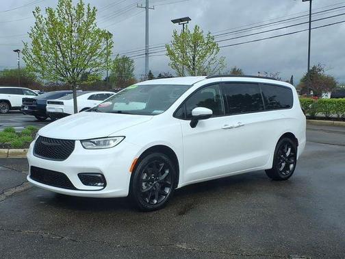 Bright White Clearcoat 2023 Chrysler Pacifica Touring-L