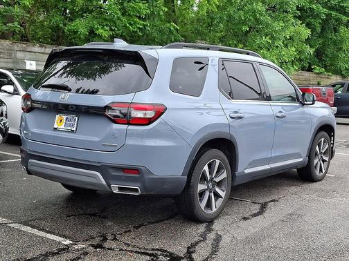Sonic Gray Pearl 2024 Honda Pilot Touring 8-Passenger