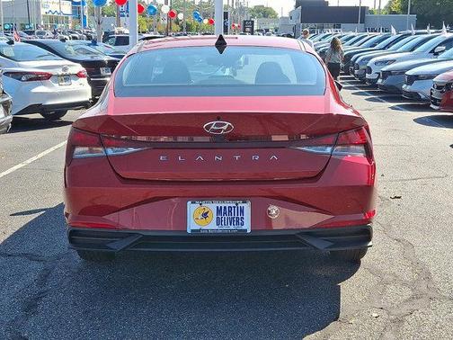 2023 Hyundai ELANTRA SE