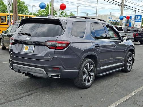 Modern Steel Metallic 2024 Honda Pilot Touring 8-Passenger