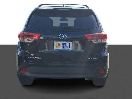 Midnight Black Metallic 2019 Toyota Highlander XLE