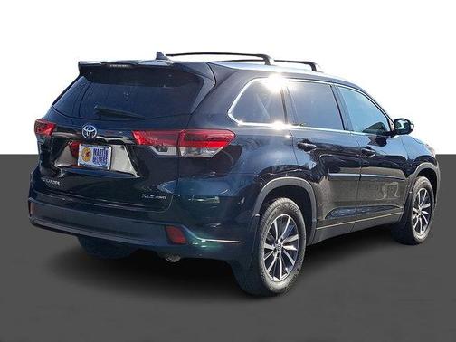 Midnight Black Metallic 2019 Toyota Highlander XLE