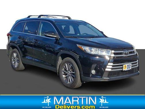 Midnight Black Metallic 2019 Toyota Highlander XLE