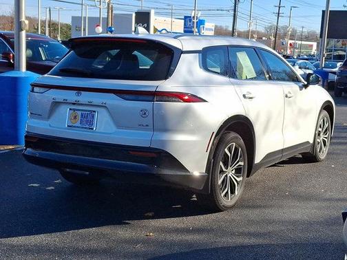 2025 Toyota Crown Signia XLE