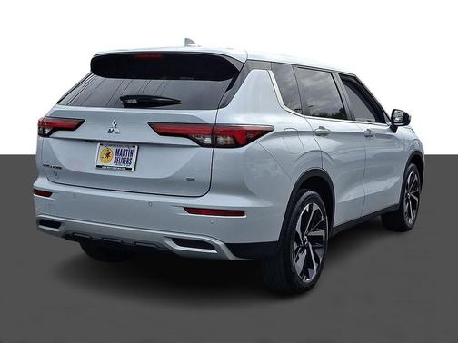 White Diamond 2024 Mitsubishi Outlander SE