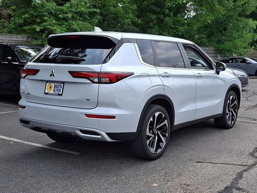 White Diamond 2024 Mitsubishi Outlander SE