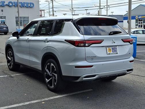 White Diamond 2024 Mitsubishi Outlander SE
