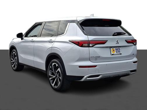 White Diamond 2024 Mitsubishi Outlander SE