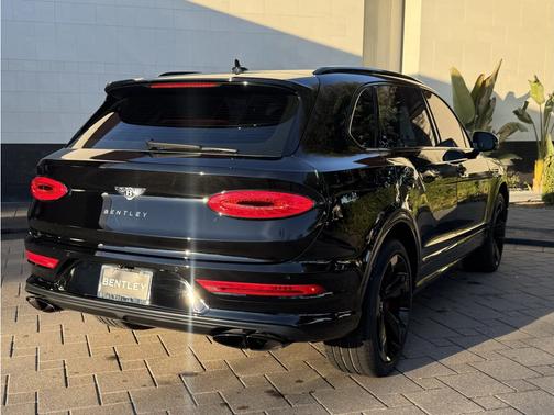 2024 Bentley Bentayga EWB V8