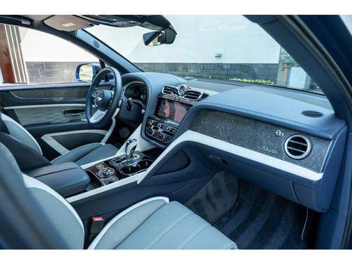2024 Bentley Bentayga EWB Azure V8