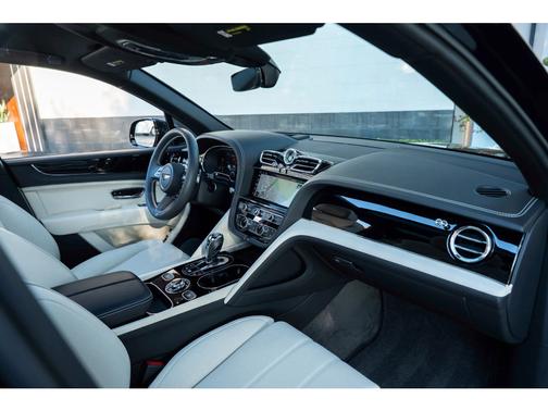 2023 Bentley Bentayga EWB V8