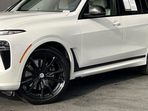 2023 BMW X7 M60i