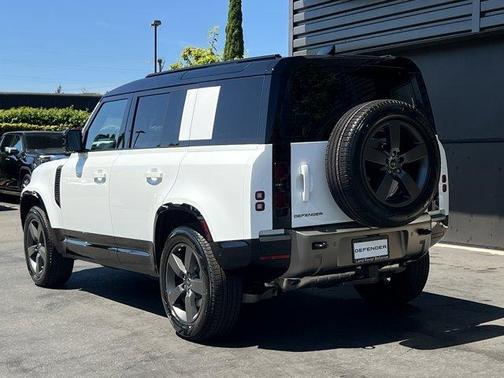 2025 Land Rover Defender P400 X-Dynamic SE
