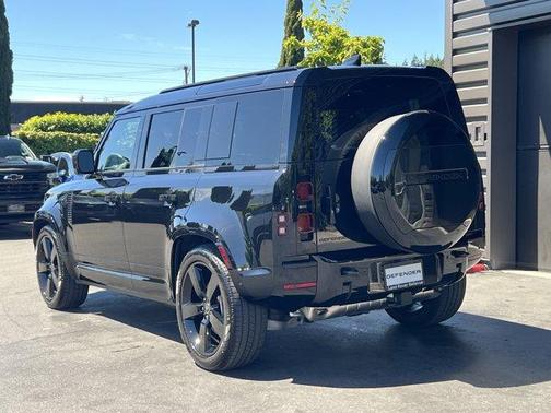 2025 Land Rover Defender P400 X-Dynamic SE