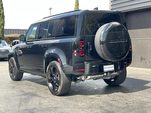 2025 Land Rover Defender P400 X-Dynamic SE