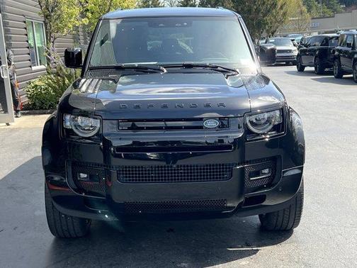 2025 Land Rover Defender P400 X-Dynamic SE