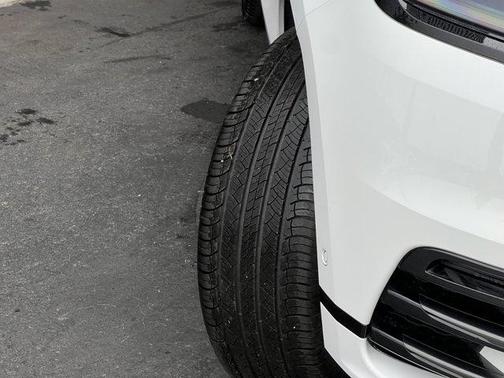 2026 Land Rover Range Rover Velar Dynamic SE