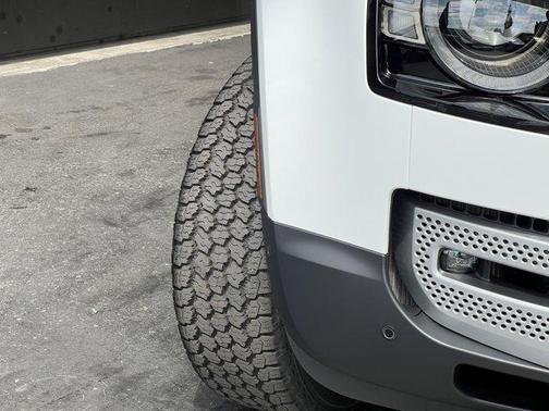 2025 Land Rover Defender P300