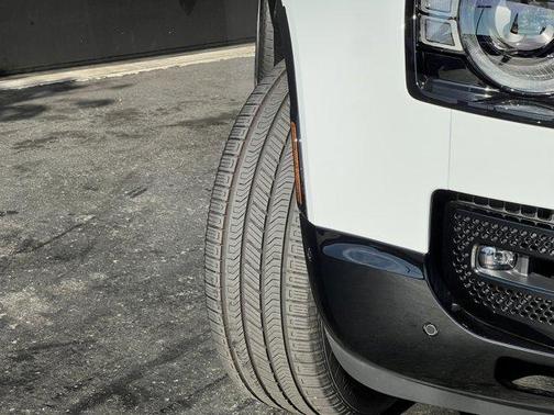 2025 Land Rover Defender P400 X-Dynamic SE