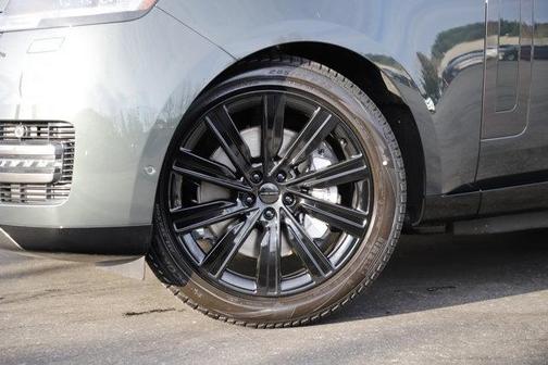 2026 Land Rover Range Rover P550e SE