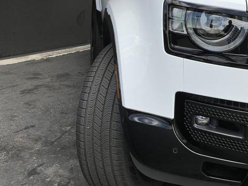 2025 Land Rover Defender P400 X-Dynamic SE