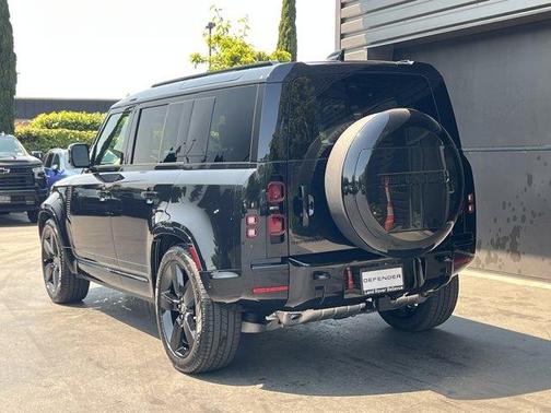 2025 Land Rover Defender P400 X-Dynamic SE