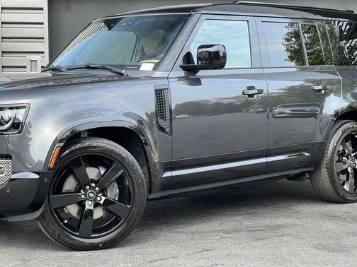 2025 Land Rover Defender P400 X-Dynamic SE