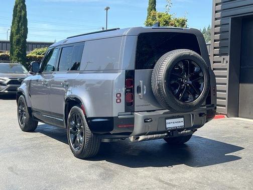 2024 Land Rover Defender P400 Outbound