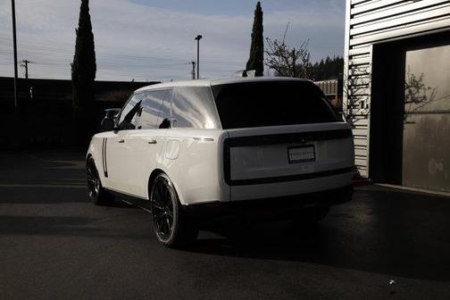 2026 Land Rover Range Rover P550e SE