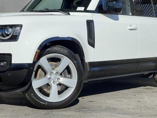 2025 Land Rover Defender P400 X-Dynamic SE
