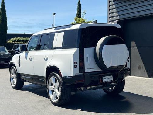 2025 Land Rover Defender P400 X-Dynamic SE