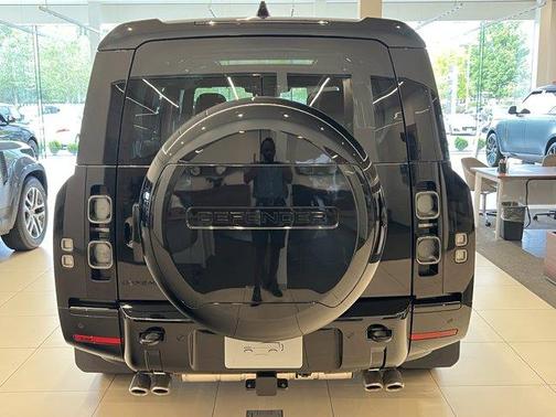 2025 Land Rover Defender P500 V8