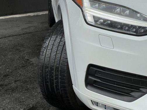 2021 Volvo XC90 T6 Momentum 7 Passenger