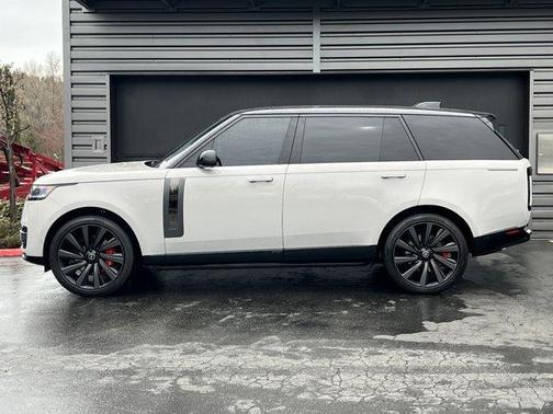 2025 Land Rover Range Rover P615 SV