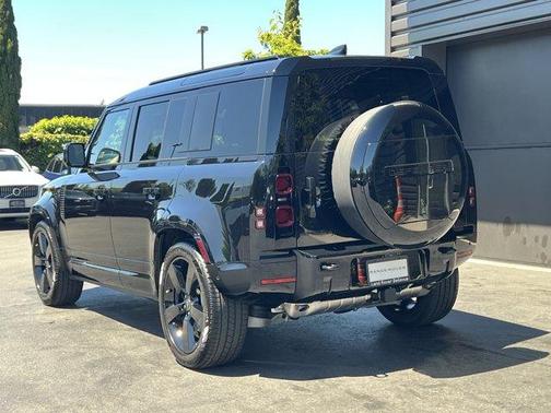 2025 Land Rover Defender P400 X-Dynamic SE