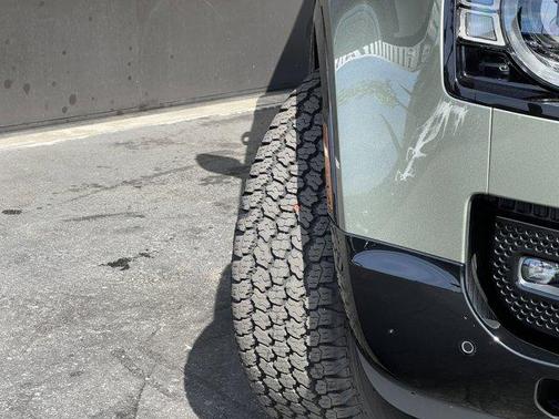 2025 Land Rover Defender P400 X-Dynamic SE