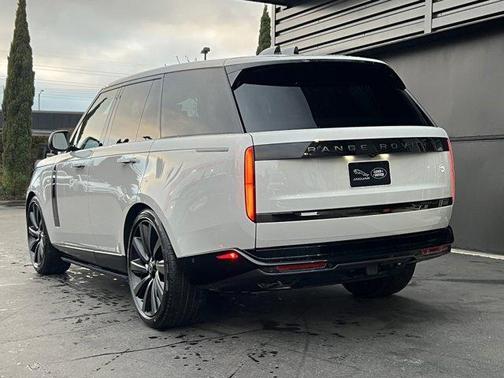 2025 Land Rover Range Rover P615 SV