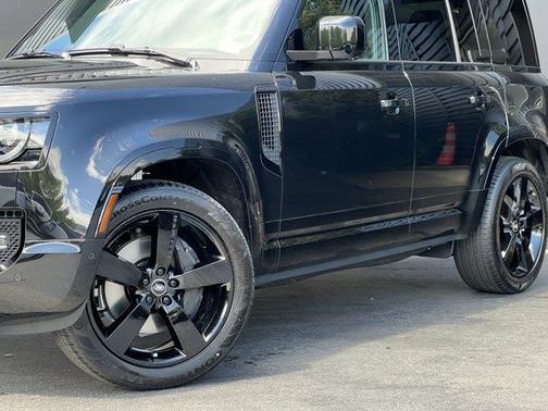 2025 Land Rover Defender P400 X-Dynamic SE