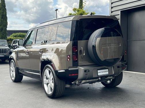 2025 Land Rover Defender P400 X-Dynamic SE
