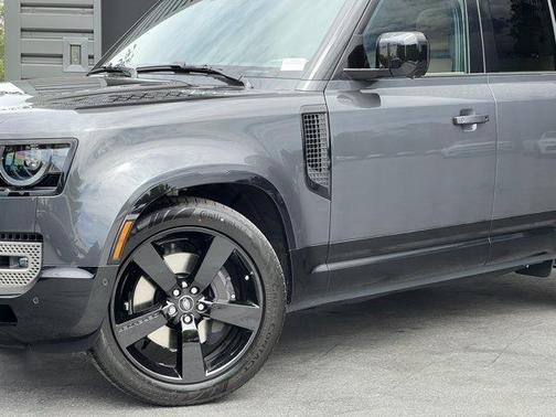 2025 Land Rover Defender P400 X-Dynamic SE