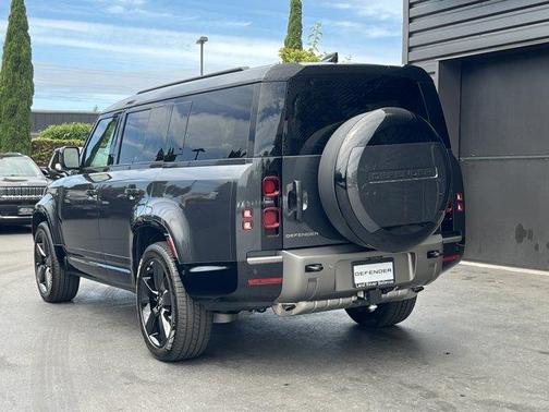 2025 Land Rover Defender P400 X-Dynamic SE