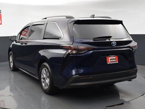 2024 Toyota Sienna LE