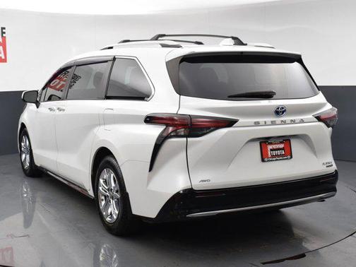 Pearl 2022 Toyota Sienna Platinum