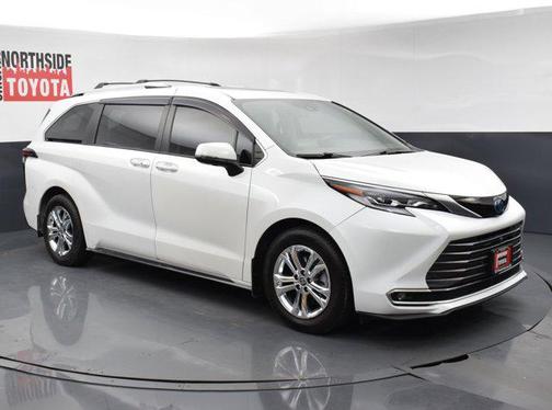 Pearl 2022 Toyota Sienna Platinum