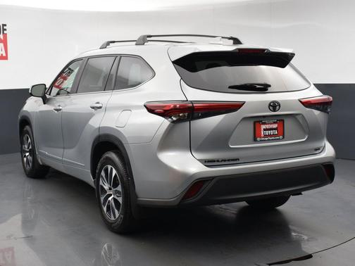 Celestial Silver Metallic 2023 Toyota Highlander XLE