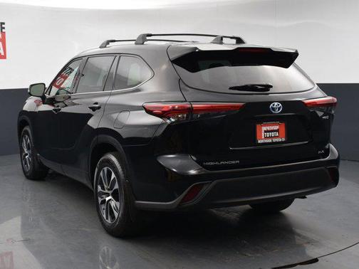 Midnight Black Metallic 2022 Toyota Highlander Hybrid XLE