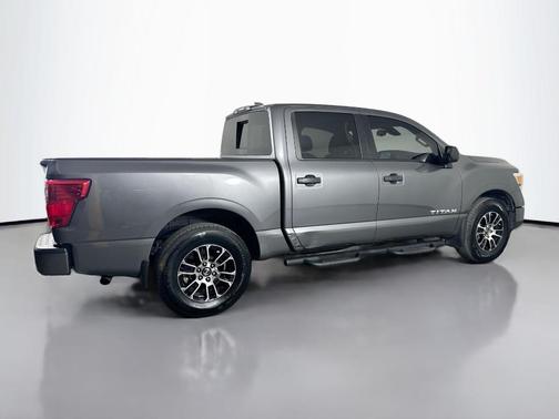 2022 Nissan Titan SV