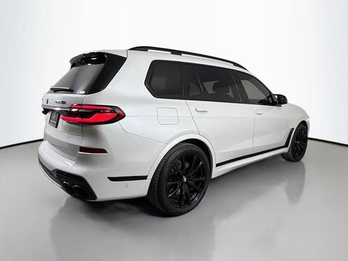 Mineral White Metallic 2024 BMW X7 M60i