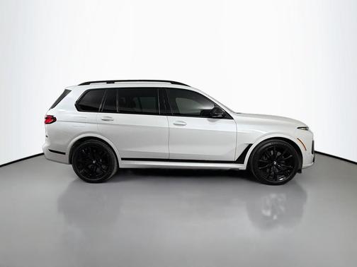 Mineral White Metallic 2024 BMW X7 M60i
